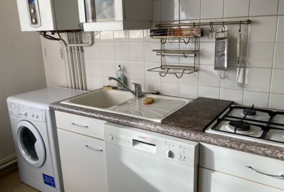 Cuisine équipée (dont four, micro-ondes, lave-vaisselle, combiné-congélation)