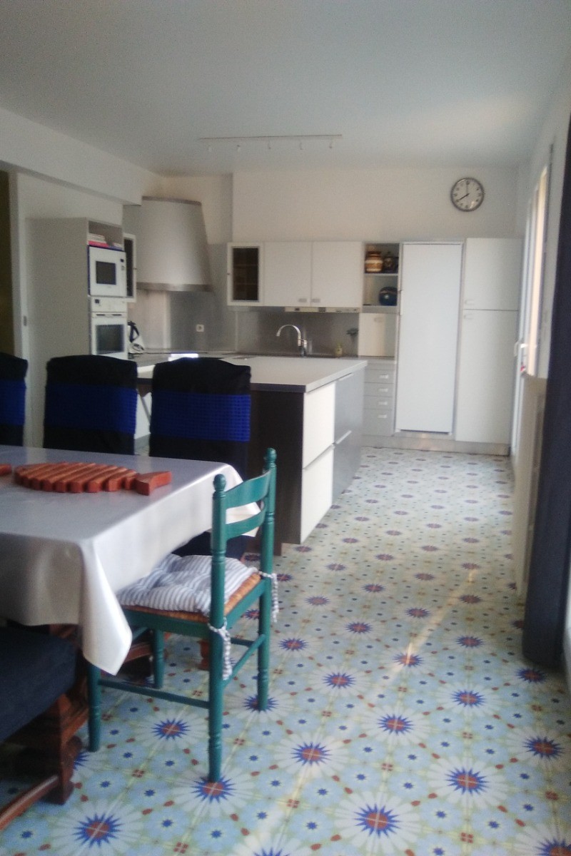 Nouvel espace cuisine, avec accès direct vers la terrasse.