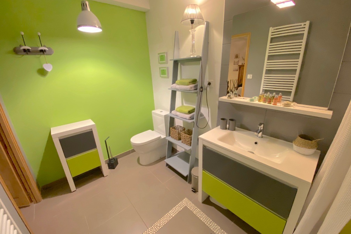 Salle de bains avec baignoire