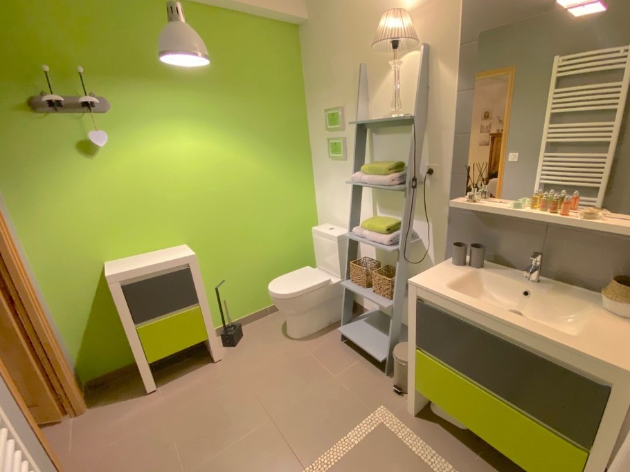 Salle de bains avec baignoire