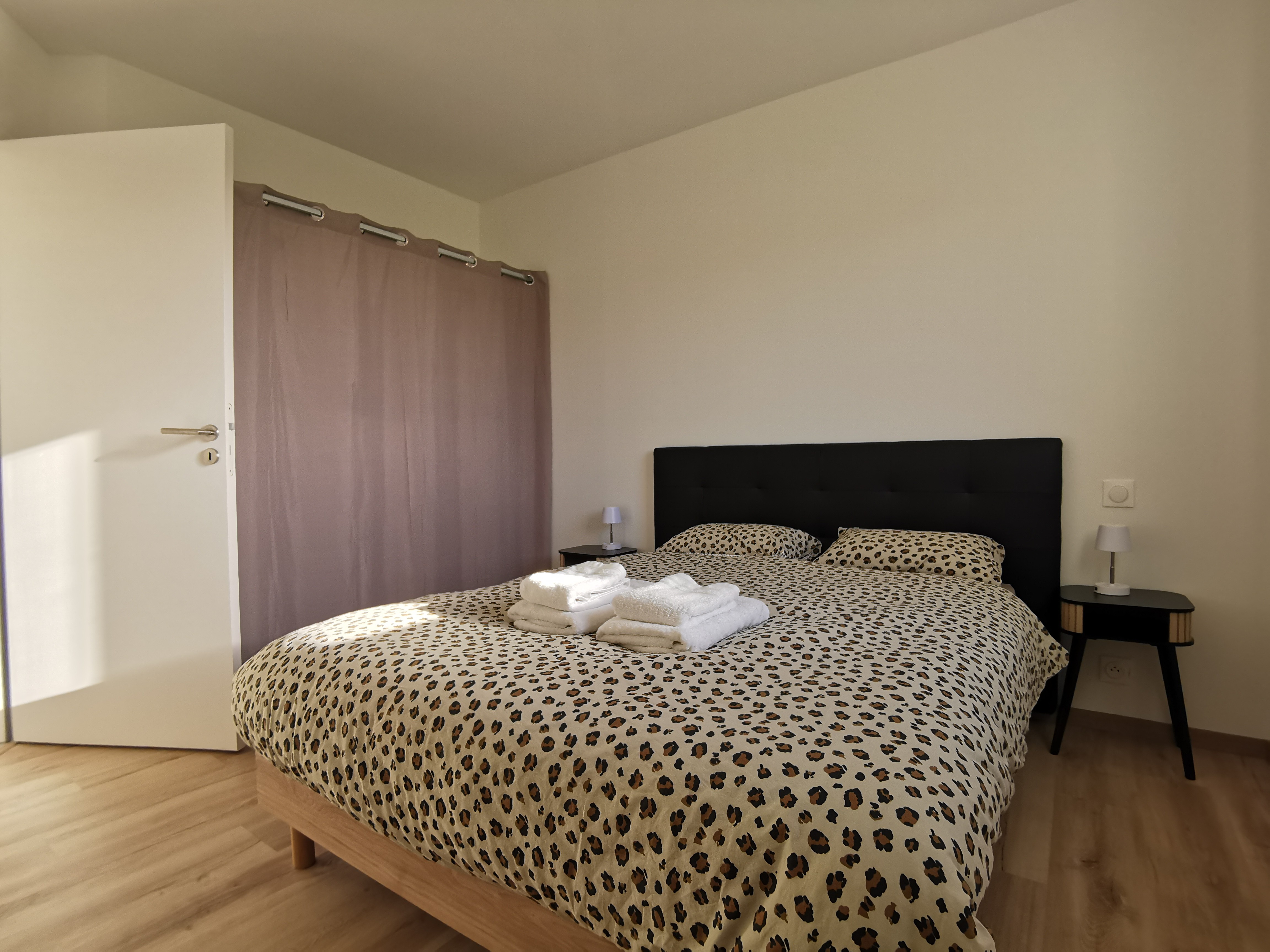 Chambre avec lit 140