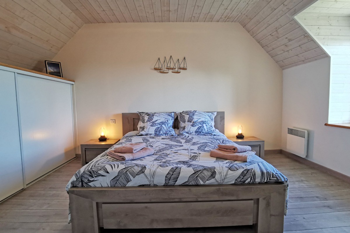 A l'étage une chambre avec un lit 160