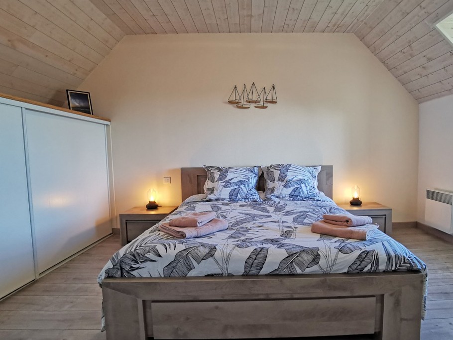 A l'étage une chambre avec un lit 160