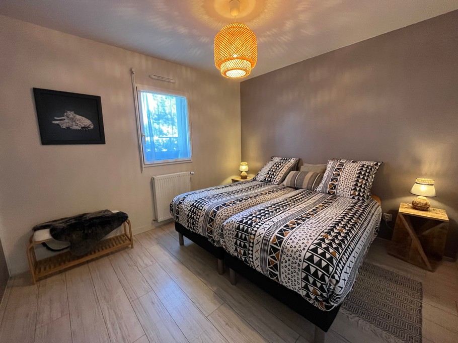 Bedroom 2 – 2 single beds (90 cm) with a walk-in wardrobe