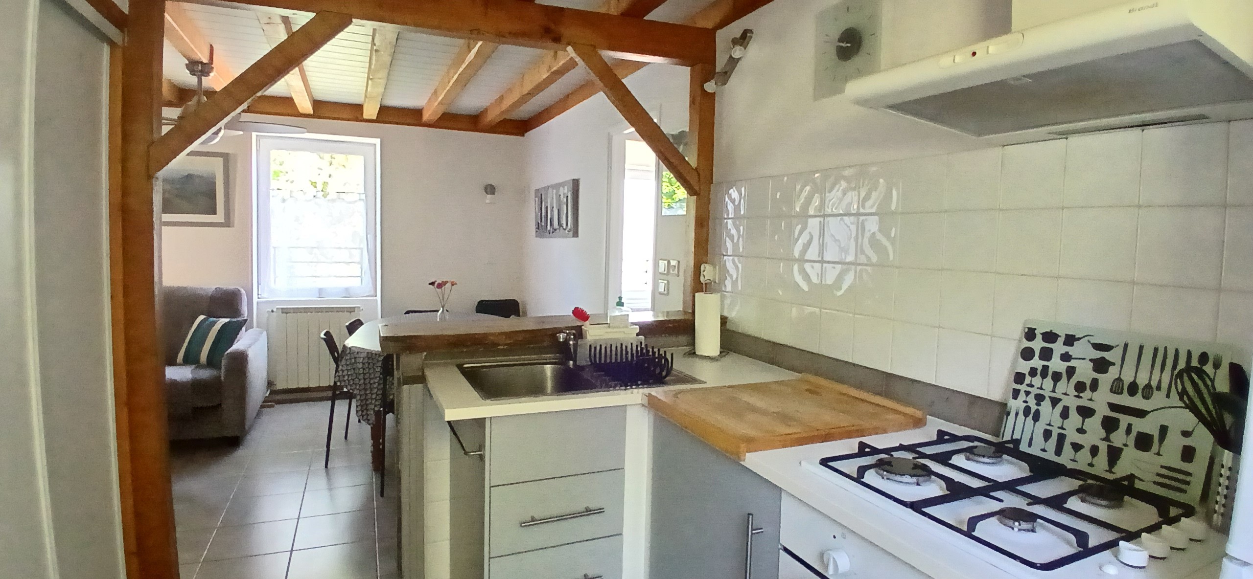 Gîte "La Boucharde" à Volvic : La cuisine ouverte sur la pièce de vie