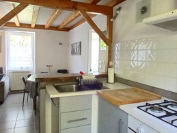 "La Boucharde" holiday cottage in Volvic: The kitchen opens onto the living area