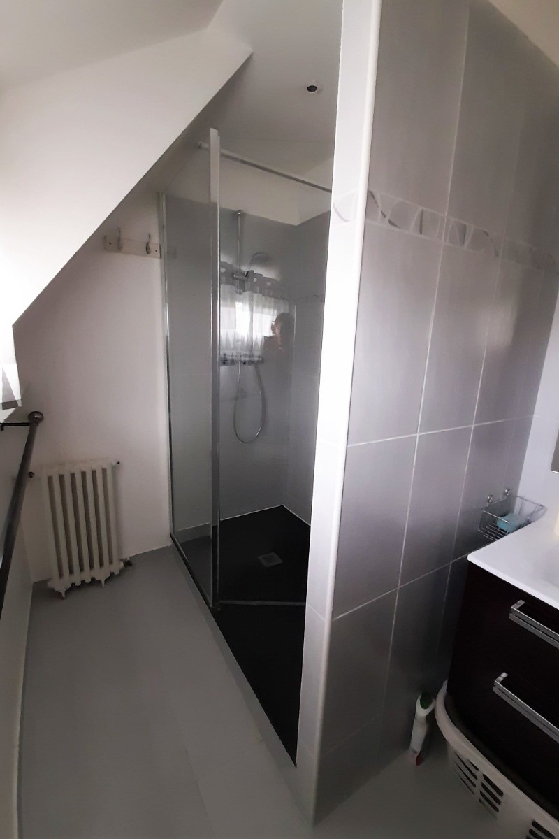 Douche à l'italienne à l'étage.