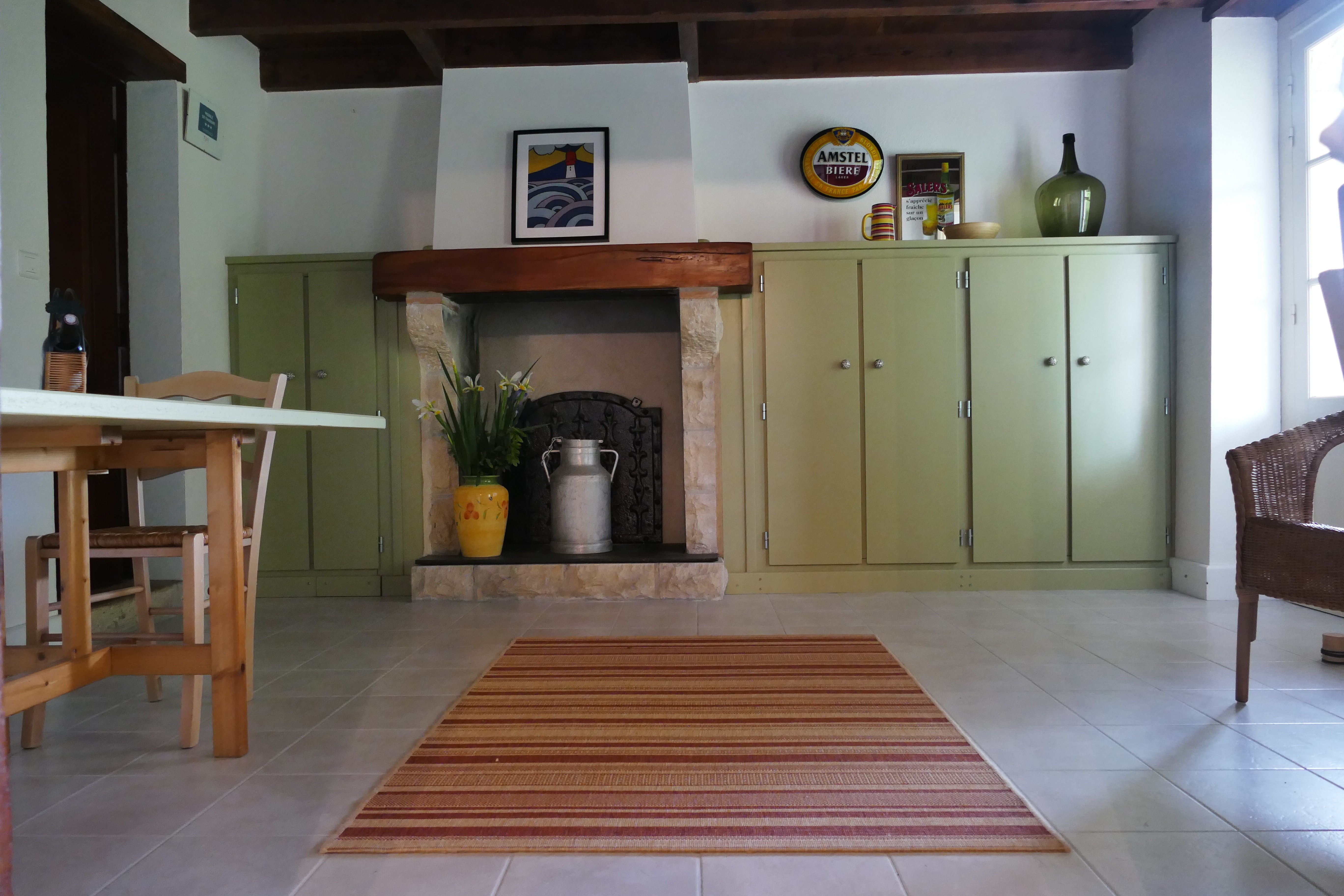 La salle à manger , sa cheminée et ses grands rangements,ses rangements