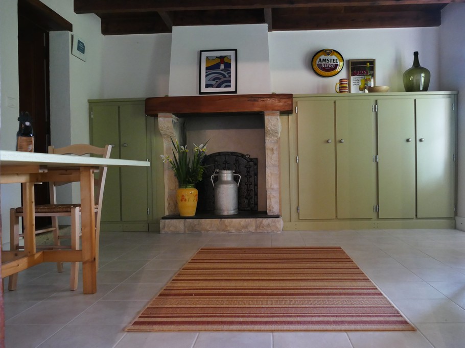 La salle à manger , sa cheminée et ses grands rangements,ses rangements