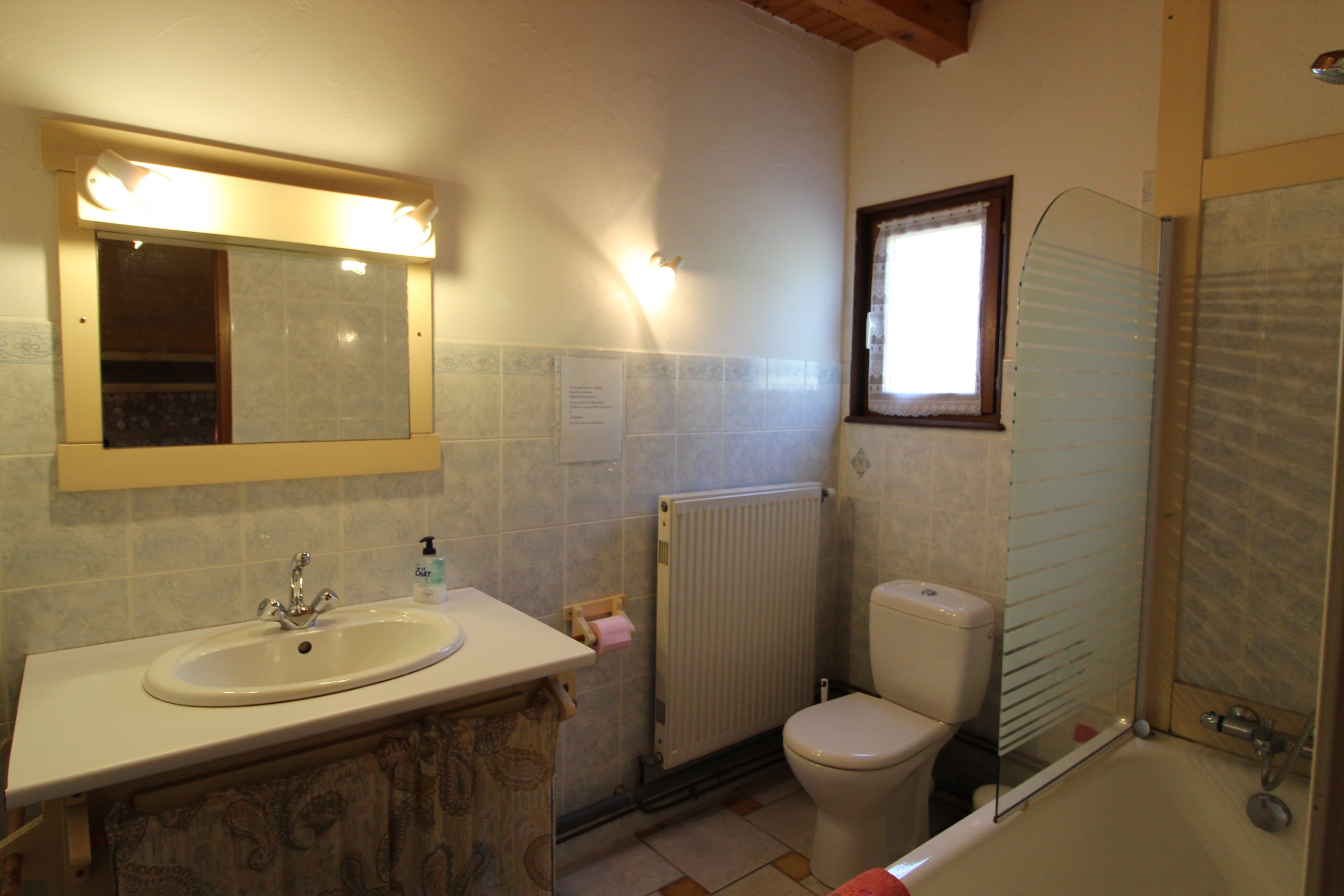 Salle d'eau accessible depuis la chambre - La 2 CV Verte