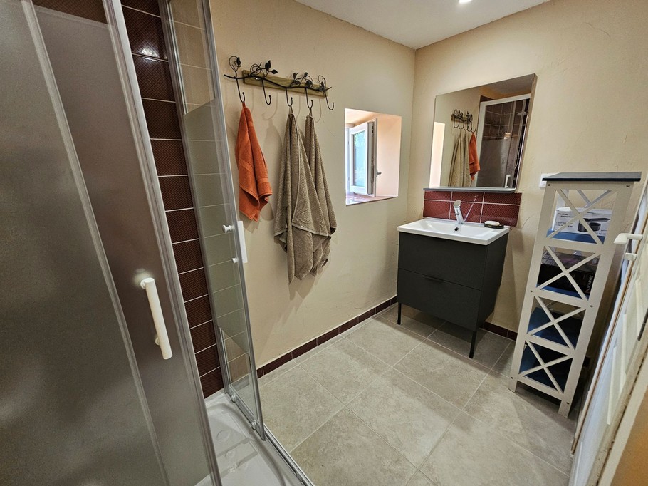 Salle d'eau avec Wc et lavabo