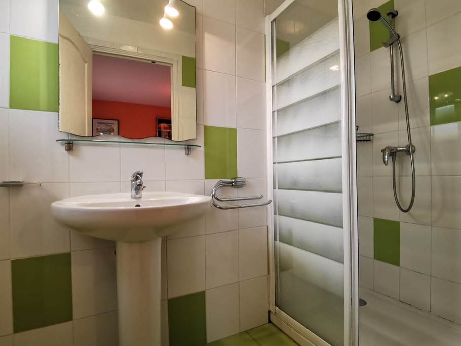 Salle d'eau communicante a la chambre des 2 lits 90