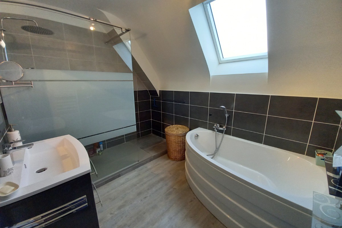 Clévacances - Location 10 personnes - salle de bain - Langueux - Maison avec jacuzzi