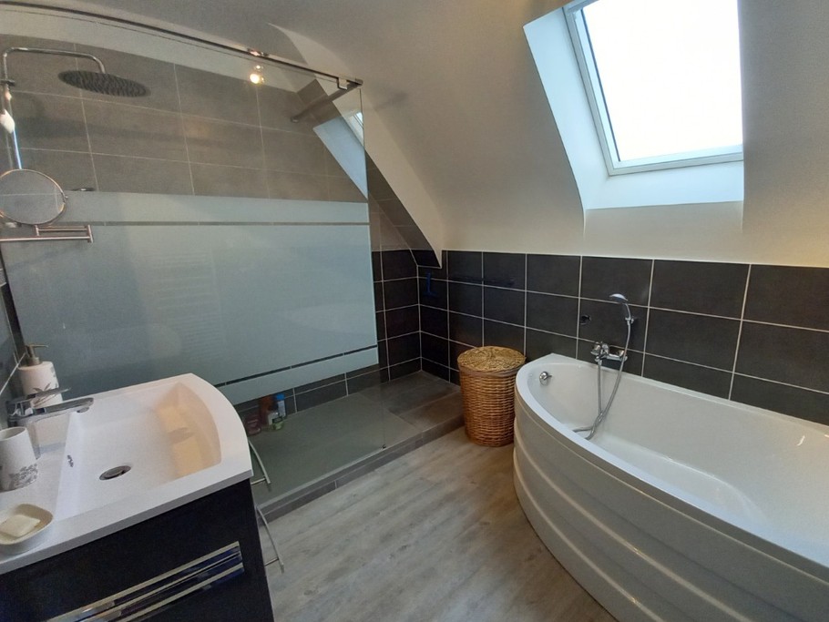 Clévacances - Location 10 personnes - salle de bain - Langueux - Maison avec jacuzzi