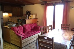 Chalet Lou Murgis - station de ski Saint Sorlin d'Arves en Savoie - domaine skiable Les Sybelles -salle à manger et coin cuisine