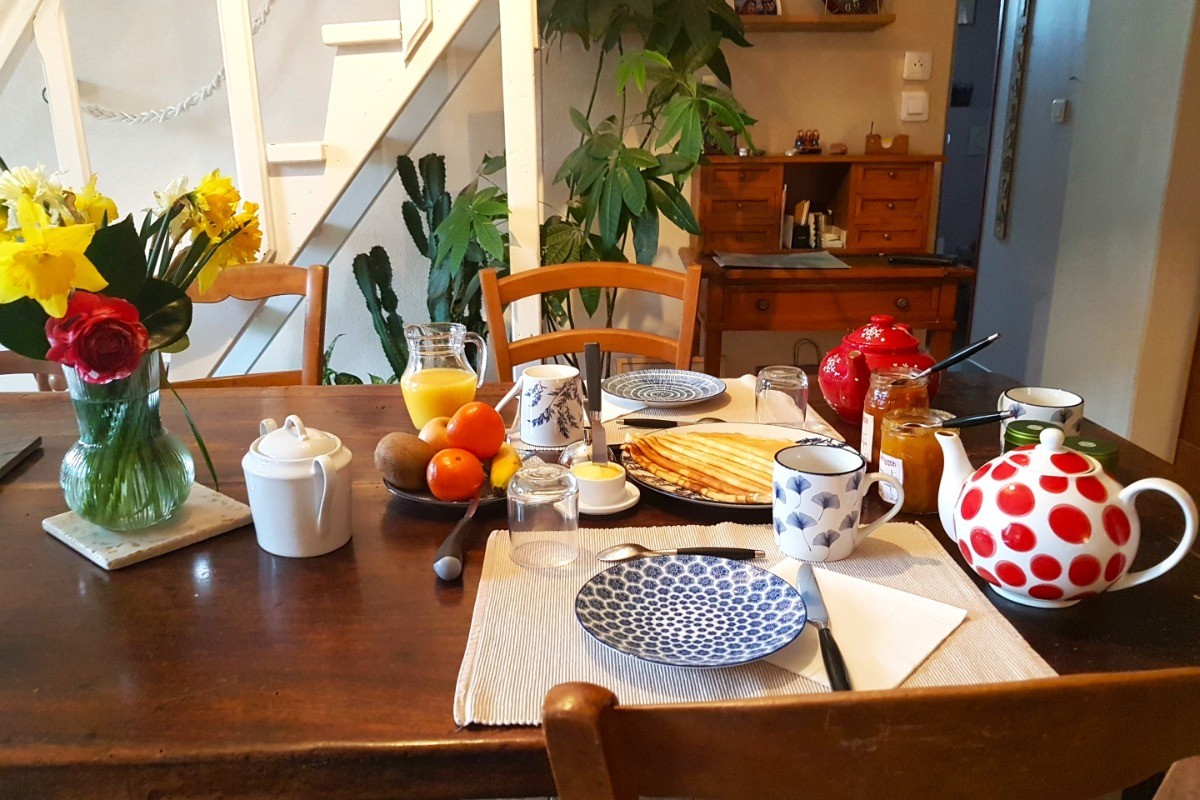 Petit déjeuner copieux avec des produits frais. Crêpes à la minute et confitures faites maison.  Evelyne est une ancienne crêpière !
