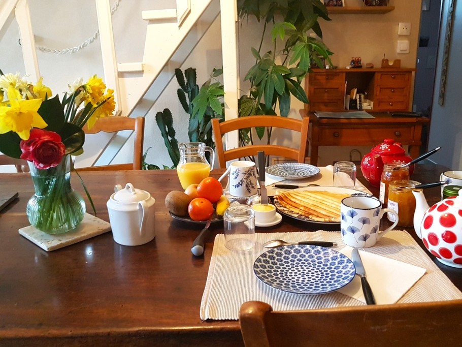 Petit déjeuner copieux avec des produits frais. Crêpes à la minute et confitures faites maison.  Evelyne est une ancienne crêpière !
