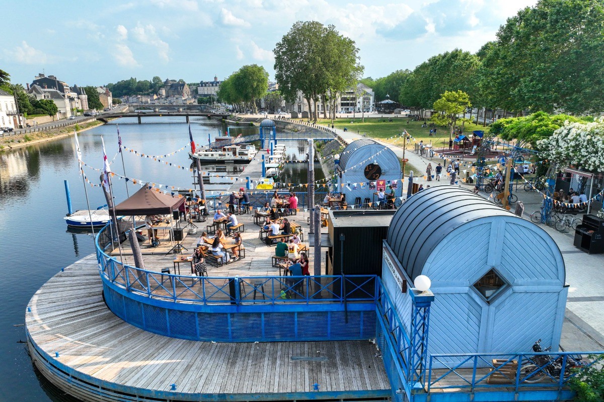 Guinguette à la belle saison à Laval au bord de la Mayenne