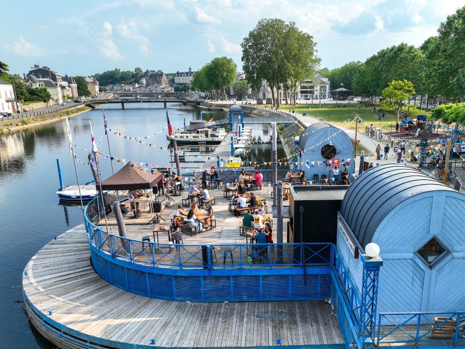 Guinguette à la belle saison à Laval au bord de la Mayenne