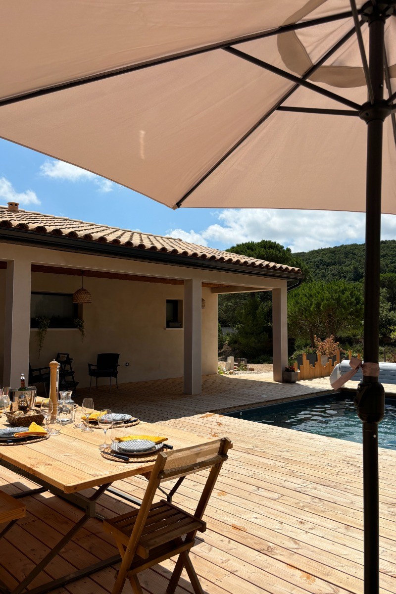 COIN REPAS VUE SUR PISCINE