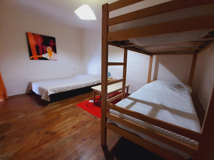Deuxième chambre avec 3 lits simples