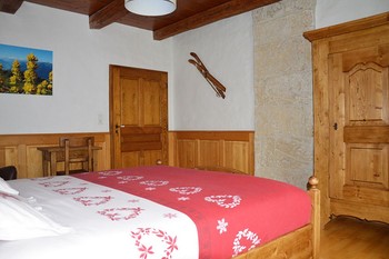 Chambre avec pierres apparentes