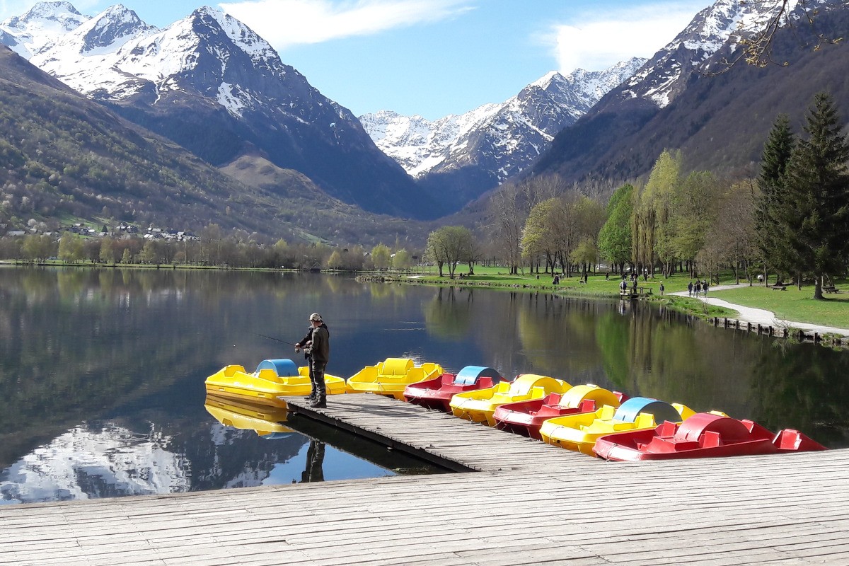 Diverses activités proposées autour du lac. Pêche, paddle, canoë-kayak, pédalos...