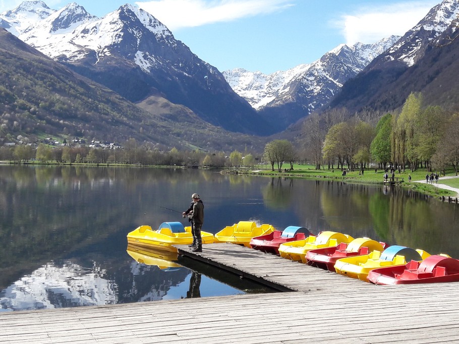 Diverses activités proposées autour du lac. Pêche, paddle, canoë-kayak, pédalos...