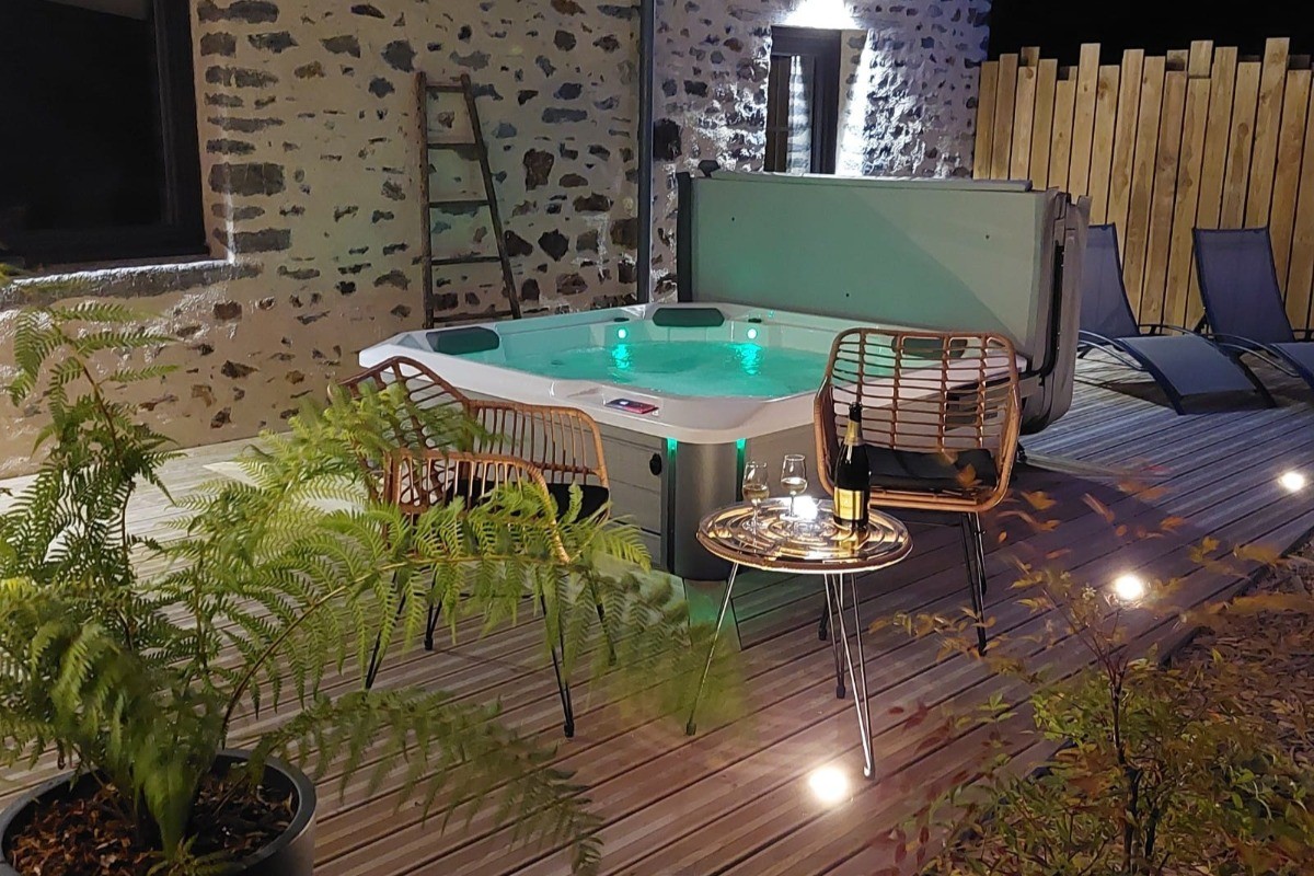 SPA sur la terrasse, ouvert en toutes saisons, à l'abri d'une voile d'ombrage.