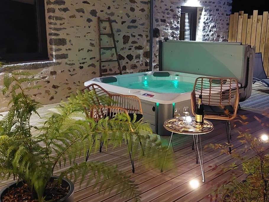 SPA sur la terrasse, ouvert en toutes saisons, à l'abri d'une voile d'ombrage.