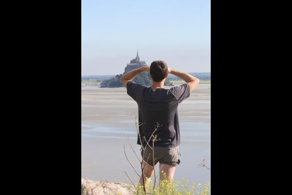 © Quérel D - Randonnée sur le chemin des douaniers pour regarder le Mont de loin avranchesgite@gmail.com