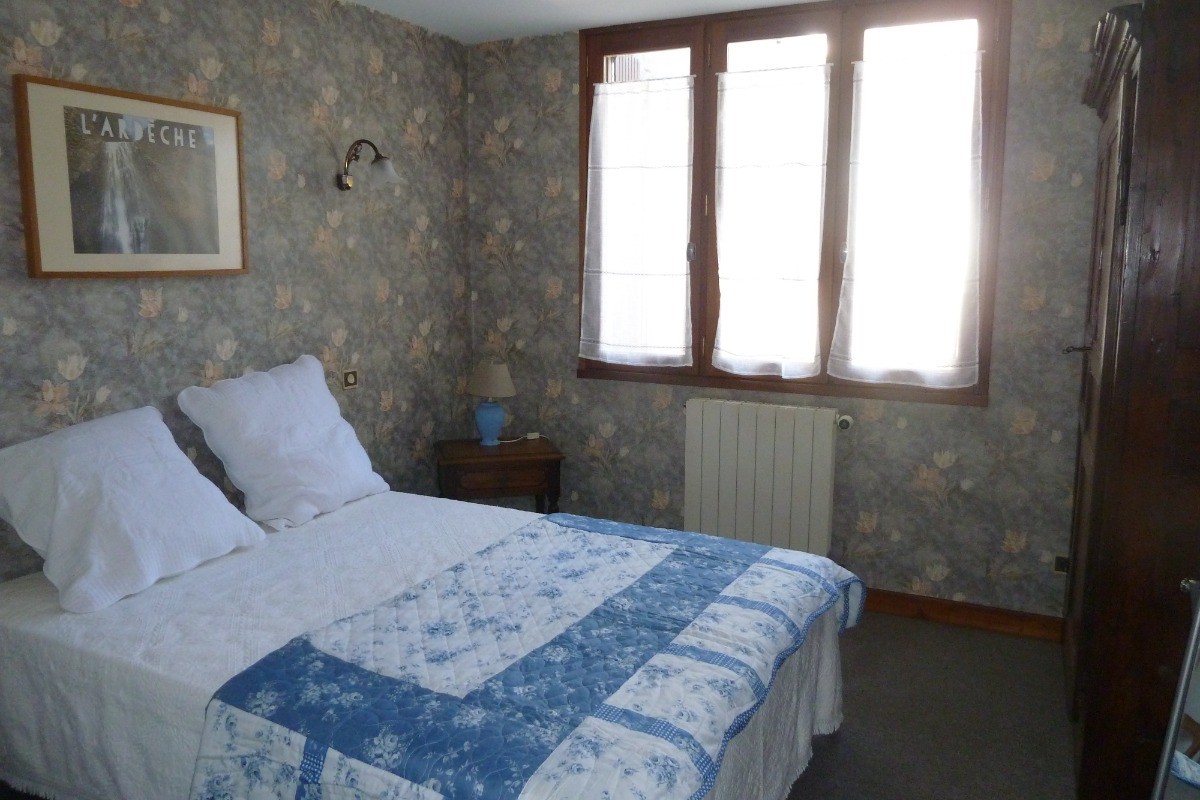 Chambre 1 ( Lit 140/190)