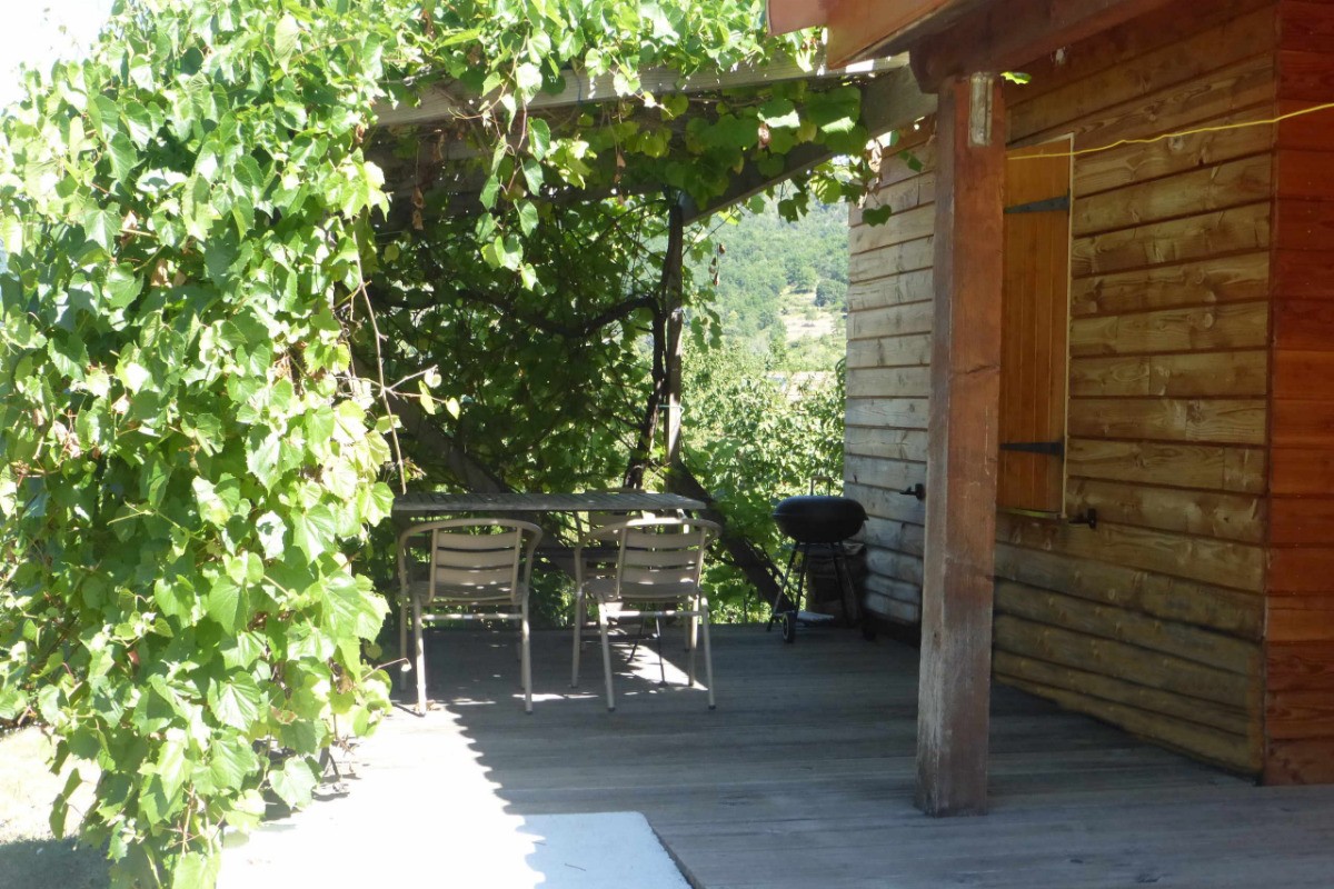 terrasse ombragée chalet jaune