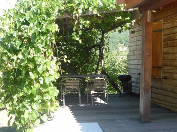 terrasse ombragée chalet jaune