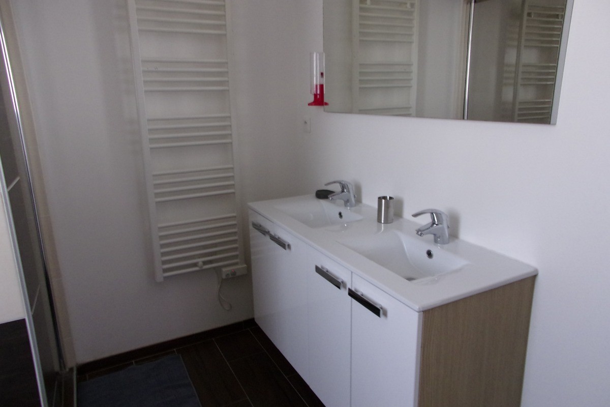 Location Clévacances à Tredrez Locquémeau, villa pour 6 avec SPA privé - salle de bain