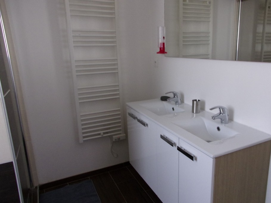 Location Clévacances à Tredrez Locquémeau, villa pour 6 avec SPA privé - salle de bain