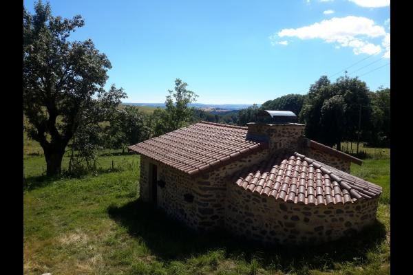 Vue du salon. Four à pain communal.