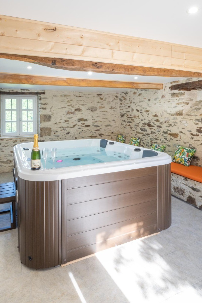 Espace détente avec jacuzzi intérieur pour un moment de relaxation absolue