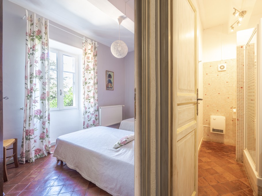 Vue sur Ch 1 et salle d’eau