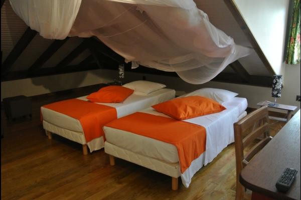 Mezzanine : lits jumelables + moustiquaire