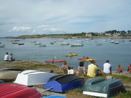 Gîte de Kerguinou, St-Pabu, Terre & Mer - jeux nautiques dans le petit port de Melon