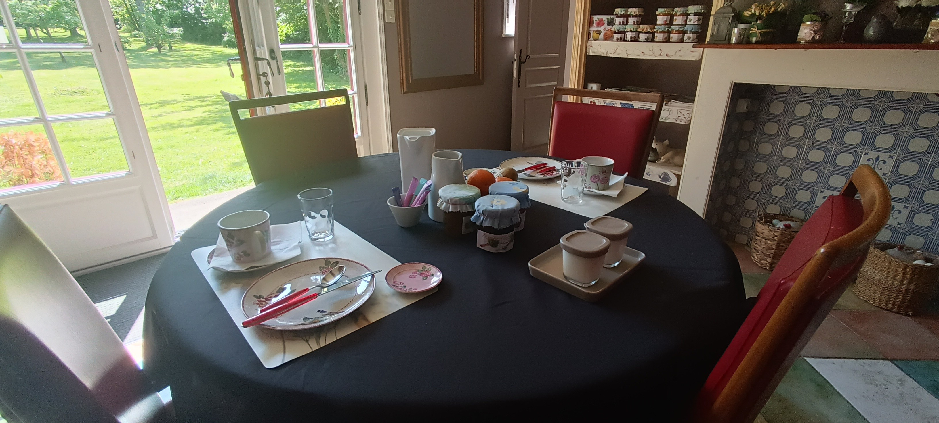 Ardres Retour du Lac breakfast table