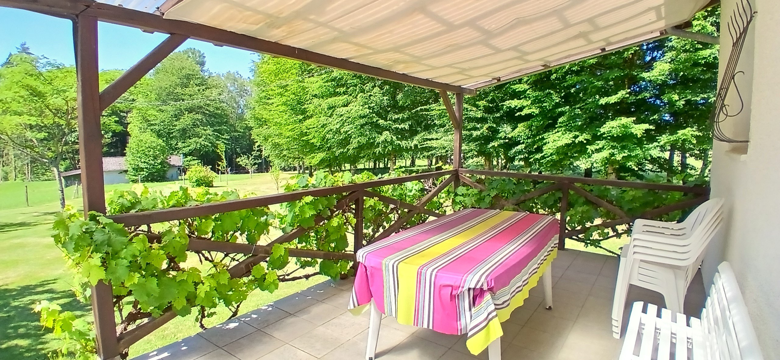 Gîte "La Courberie" - Espagnac, Corrèze : La terrase couverte