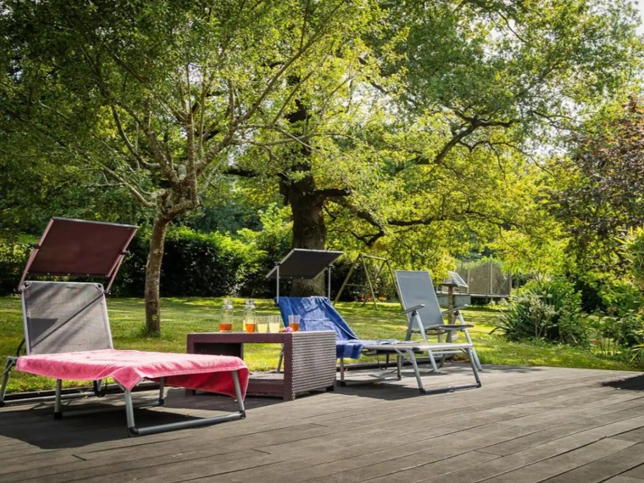 Piscine chauffée à 25°C et ouverte entre mai et fin septembre. Agréable terrasse en bois avec transats. et bains de soleil.