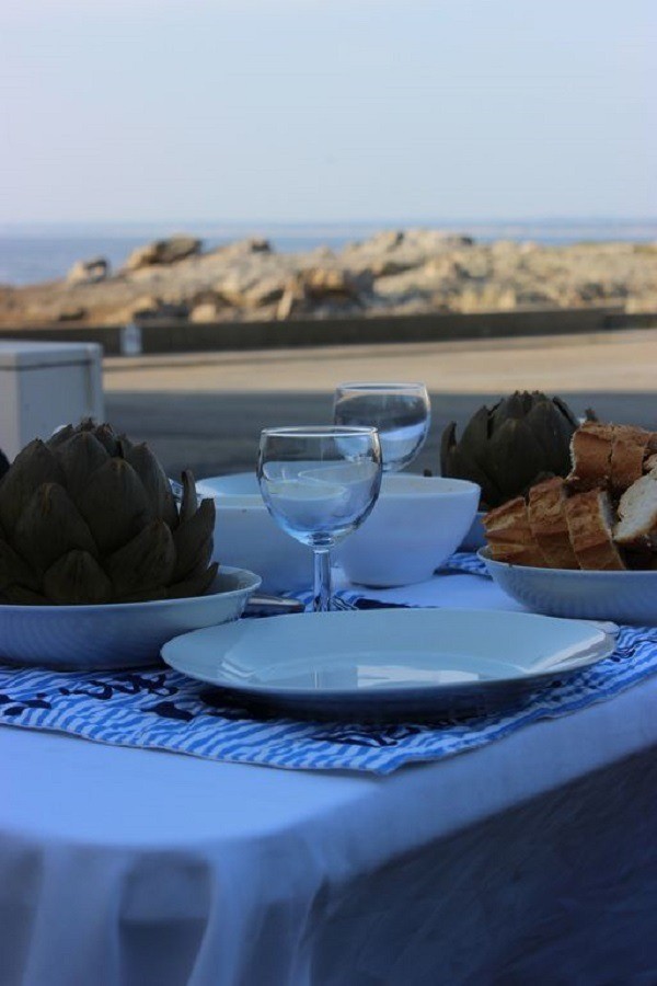 Diner sur la terrasse face à l'océan