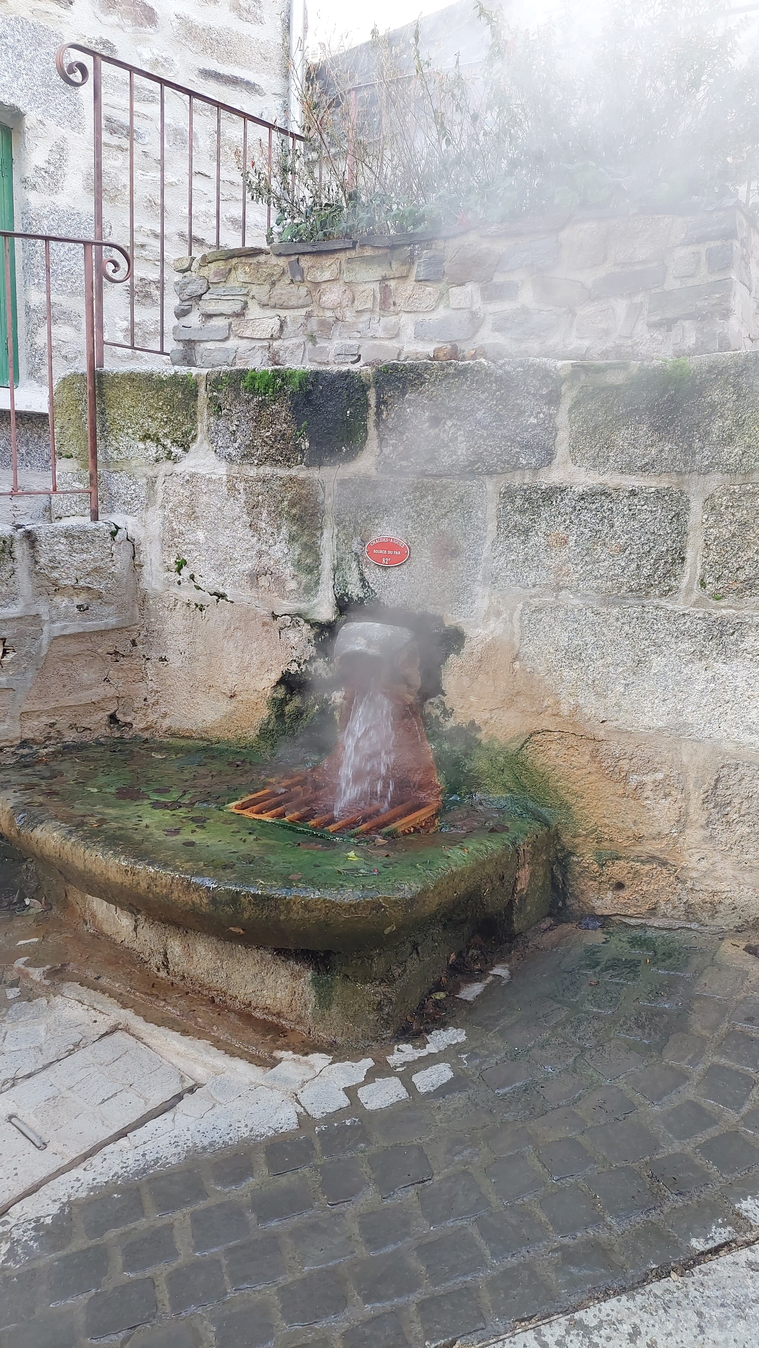 Source d'eau chaude fumante à Chaudes-Aigues, attraction emblématique proche du gîte