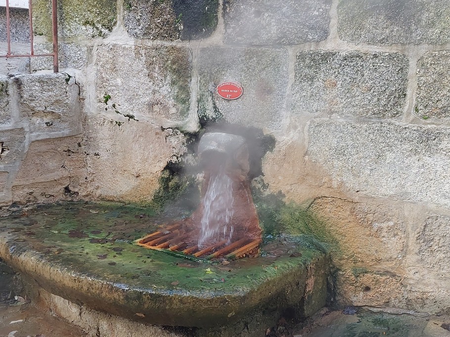 Source d'eau chaude fumante à Chaudes-Aigues, attraction emblématique proche du gîte