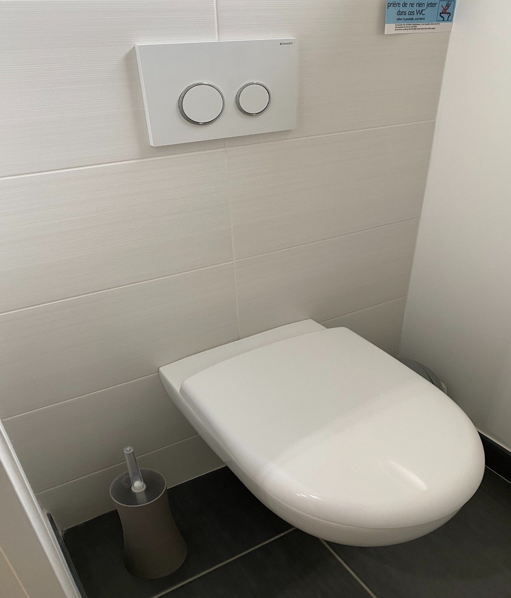 Toilette du haut situé à proximité des chambres