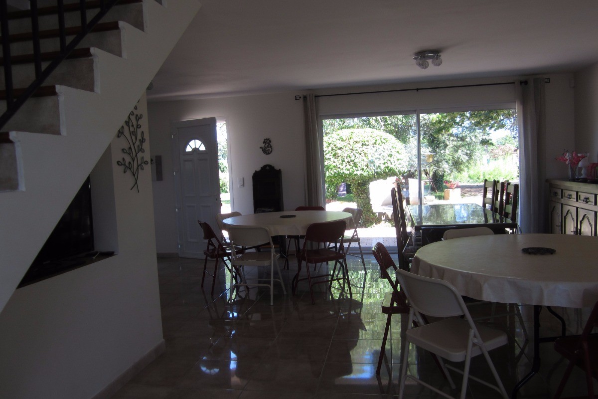 Coin repas / configuration pour 23 personnes.