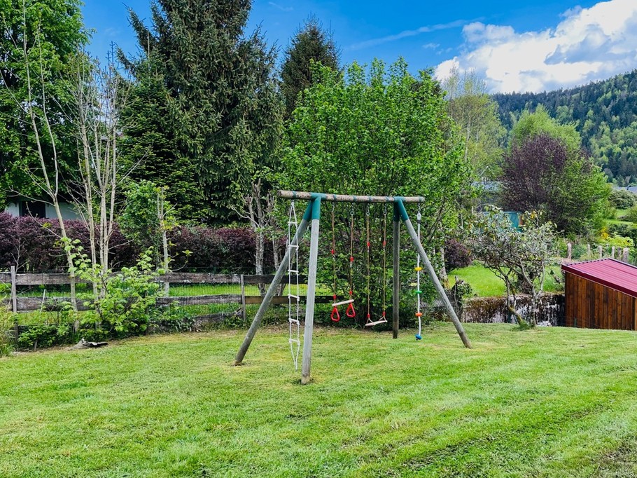 Espace extérieur avec balançoire et barbecue en commun avec les trois gîtes - Gîte Le Faon